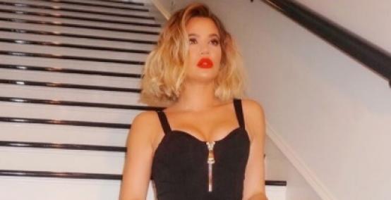 Khloe Kardashian rozłożyła nogi na schodach